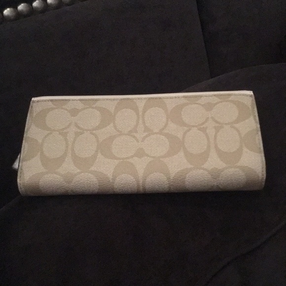 Never used Coach wallet - Picture 2 of 4